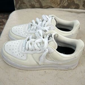 Off white Nike Air Tennis shoes size 7.5